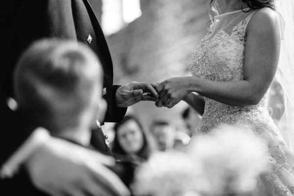 Liebevolle Glückwünsche zur Hochzeit zu Dritt